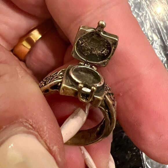 Rare Borgia ring with top locket or secret compartment size 6.5 - Picture 6 of 8